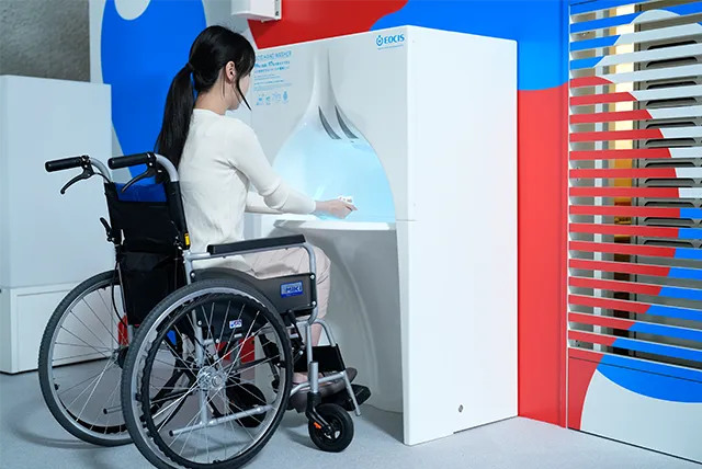 車いすでEOCIS HAND WASHERを使用するイメージ